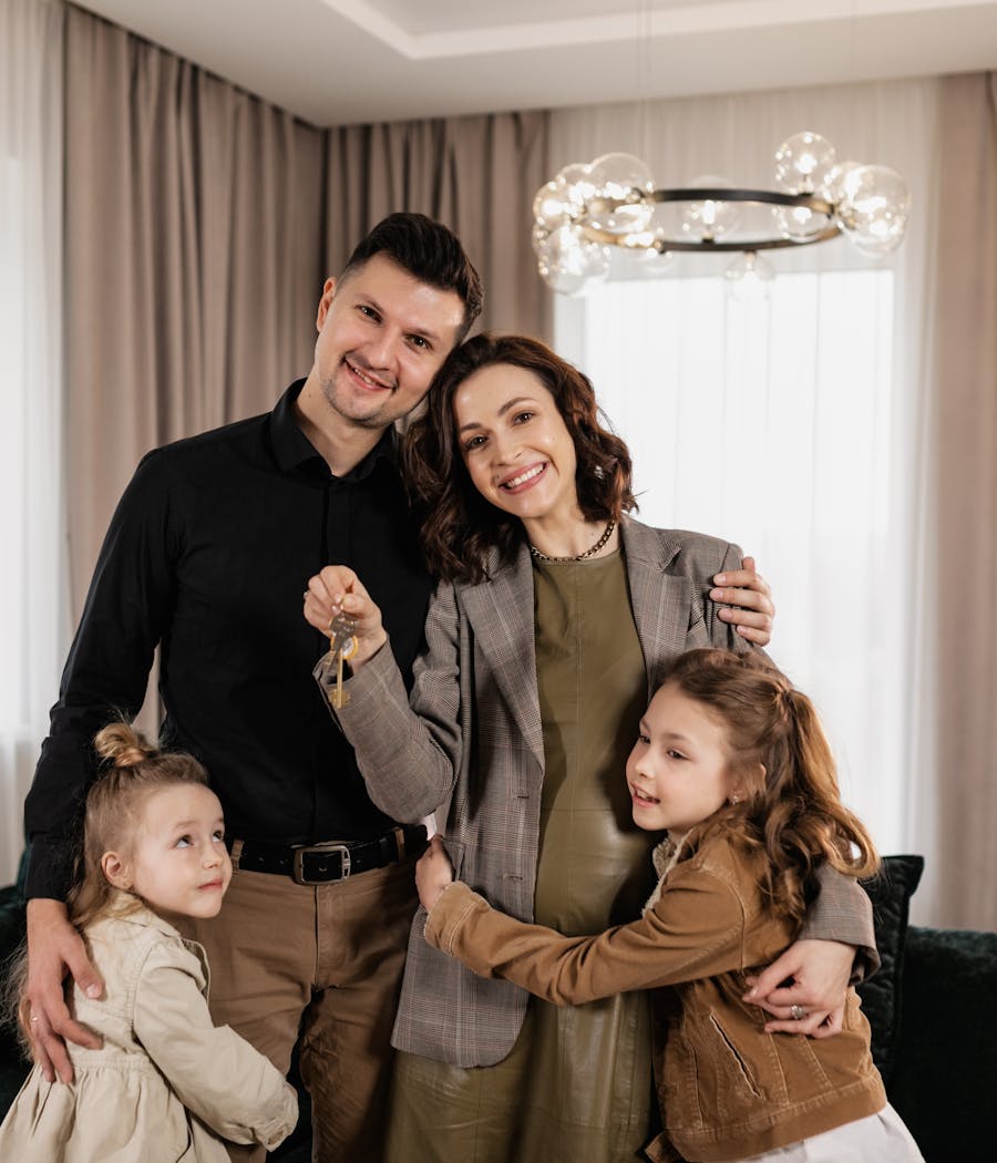 Família feliz realizando o sonho da casa própria